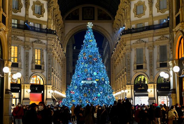 Milane, Italijoje, prekybos centre, stovi Kalėdų eglė, papuošta Svarovskio kristalais. - Sputnik Lietuva