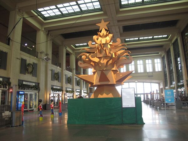 Šioje nuotraukoje pavaizduota &quot;The Giving Tree&quot; – Kalėdų eglutė, pagaminta iš kartono Asburio parko konferencijų salėje, Naujajame Džersyje. - Sputnik Lietuva