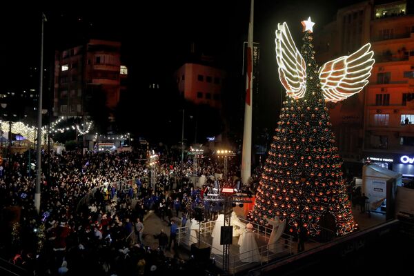 Žmonės renkasi į milžiniškos Kalėdų eglutės įžiebimą Sassine aikštėje, Beirute, Libane. - Sputnik Lietuva