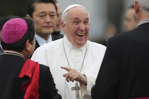 Popiežius Pranciškus šypsosi ruošdamasis išvykti Hanedos tarptautiniame oro uoste Tokijuje, antradienį, 2019 metų lapkričio 26 dieną. - Sputnik Lietuva