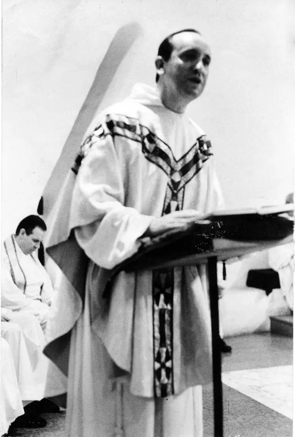 Argentiniečio žurnalisto Sergio Rubino nuotraukoje kardinolas Jorge Mario Bergoglio aukoja šventąsias Mišias nepaminėtoje bažnyčioje. 2013 metų kovo 13 dieną Bergoglio buvo išrinktas popiežiumi Pranciškumi, 266-uoju Romos Katalikų Bažnyčios pontifiku. Argentiniečio žurnalisto Sergio Rubino nuotraukoje kardinolas Jorge Mario Bergoglio aukoja šventąsias Mišias nepaminėtoje bažnyčioje. 2013 metų kovo 13 dieną Bergoglio buvo išrinktas popiežiumi Pranciškumi, 266-uoju Romos Katalikų Bažnyčios pontifiku. - Sputnik Lietuva