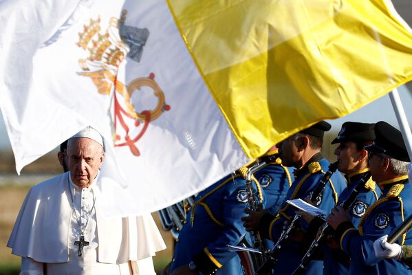 Popiežius Pranciškus eina pro karius, laikančius Vatikano ir Kipro vėliavas Larnakos tarptautiniame oro uoste. - Sputnik Lietuva