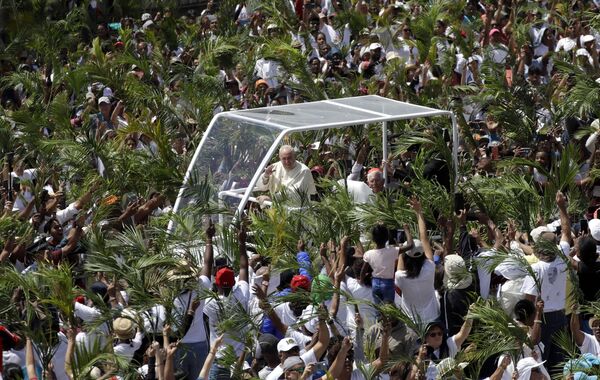 Popiežius Pranciškus atvyksta aukoti šv. Mišių prie Marijos Taikos Karalienės paminklo Port Luise, Mauricijuje. - Sputnik Lietuva
