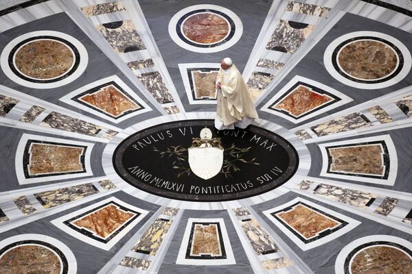 Popiežius Pranciškus Šv. Petro bazilikoje aukoja Mišias, skirtas Šv. Jono Pauliaus II 100-osioms gimimo metinėms paminėti. Vatikane atnaujintos viešos pamaldos. Nuotrauka yra trečiosios šalies pateikta dalomoji medžiaga. Tik redakciniam naudojimui. Jokio archyvavimo, komercinio naudojimo, reklaminės kampanijos. - Sputnik Lietuva