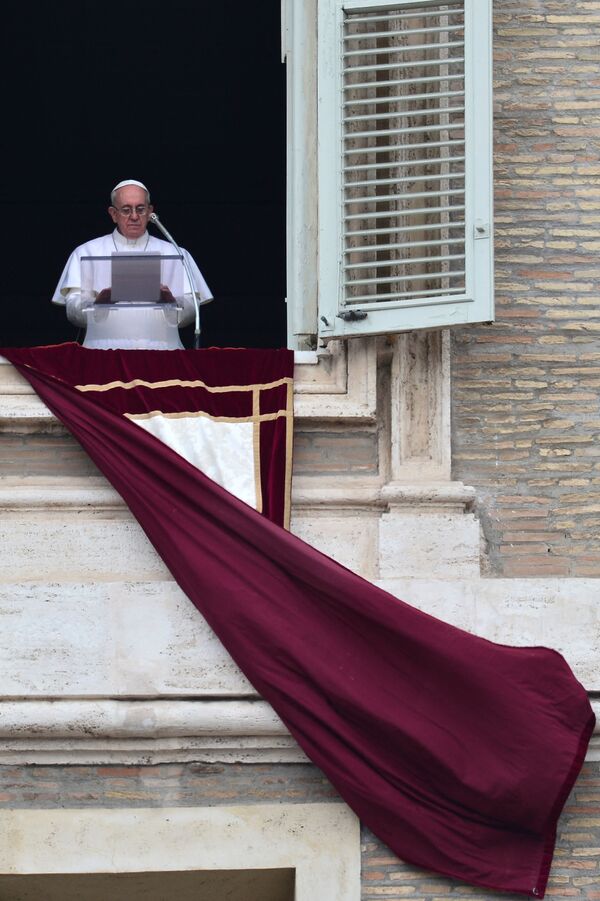 2013 metų kovo 17 dieną Vatikane popiežius Pranciškus veda savo pirmąją Angelo maldą pro apartamentų langą Šv. Petro aikštėje. - Sputnik Lietuva