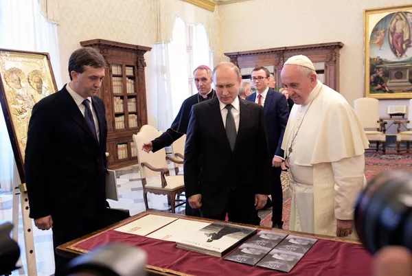 2019 metų liepos 4 dieną Rusijos prezidentas Vladimiras Putinas ir popiežius Pranciškus apsikeitė dovanomis Vatikano Apaštališkojoje bibliotekoje. Popiežius Pranciškus V. Putinui įteikė graviūrą su vaizdu į Šv. Petro aikštę XVIII a. V. Putinas pontifikui įteikė ikoną su apaštalais Petru ir Pauliumi. 2019 metų liepos 4 dieną Rusijos prezidentas Vladimiras Putinas ir popiežius Pranciškus apsikeitė dovanomis Vatikano Apaštališkojoje bibliotekoje. Popiežius Pranciškus V. Putinui įteikė graviūrą su vaizdu į Šv. Petro aikštę XVIII a. V. Putinas pontifikui įteikė ikoną su apaštalais Petru ir Pauliumi. - Sputnik Lietuva