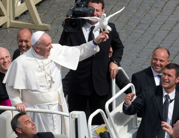 Popiežius Pranciškus paleidžia balandį per savaitinę bendrąją audienciją Vatikano Šv. Petro aikštėje, 2013 metų gegužės 15 dieną, trečiadienį. Pranciškus savo trečiadieninės audiencijos metu apvažiavo aikštę atviru papamobiliu. - Sputnik Lietuva