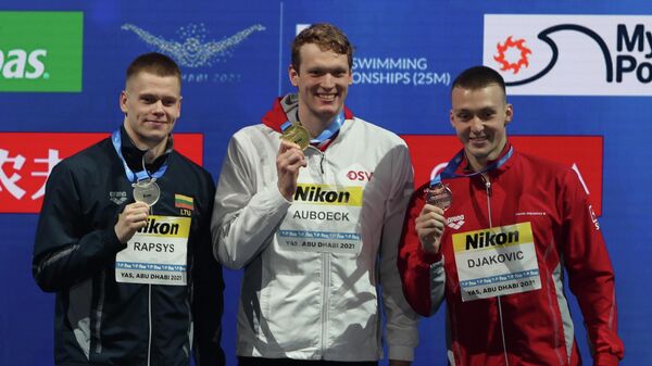 Литовский пловец Данас Рапшис с серебряной медалью во время церемонии награждения на чемпионате мира FINA по плаванию в Абу-Даби - Sputnik Литва