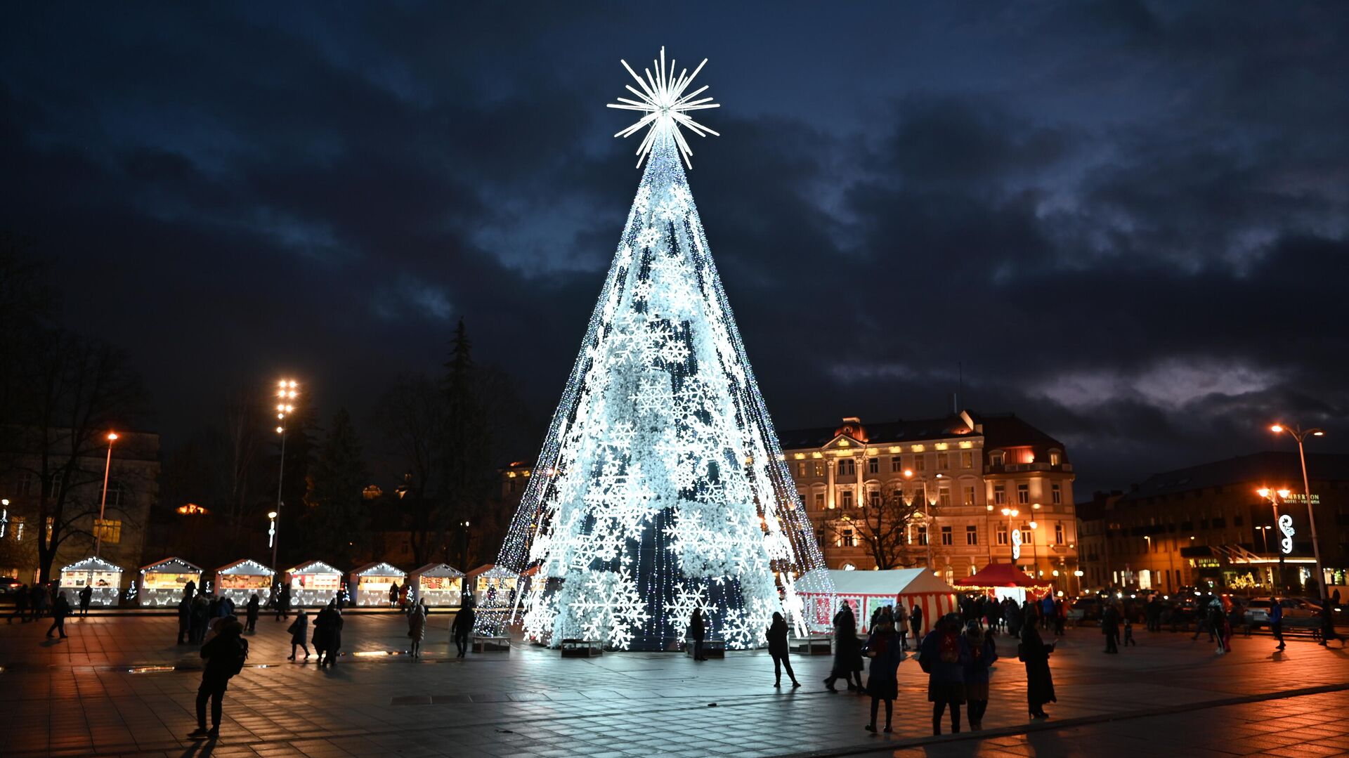 Рождественская елка на Кафедральной площади в Вильнюсе - Sputnik Литва, 1920, 11.10.2022