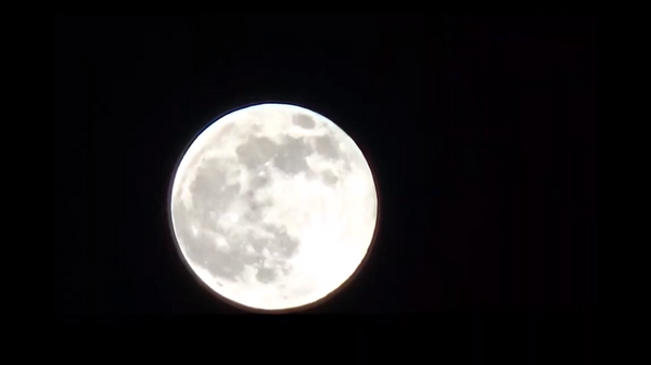 Холодная луна в небе над Калифорнией, 18 декабря 2021 года - Sputnik Литва