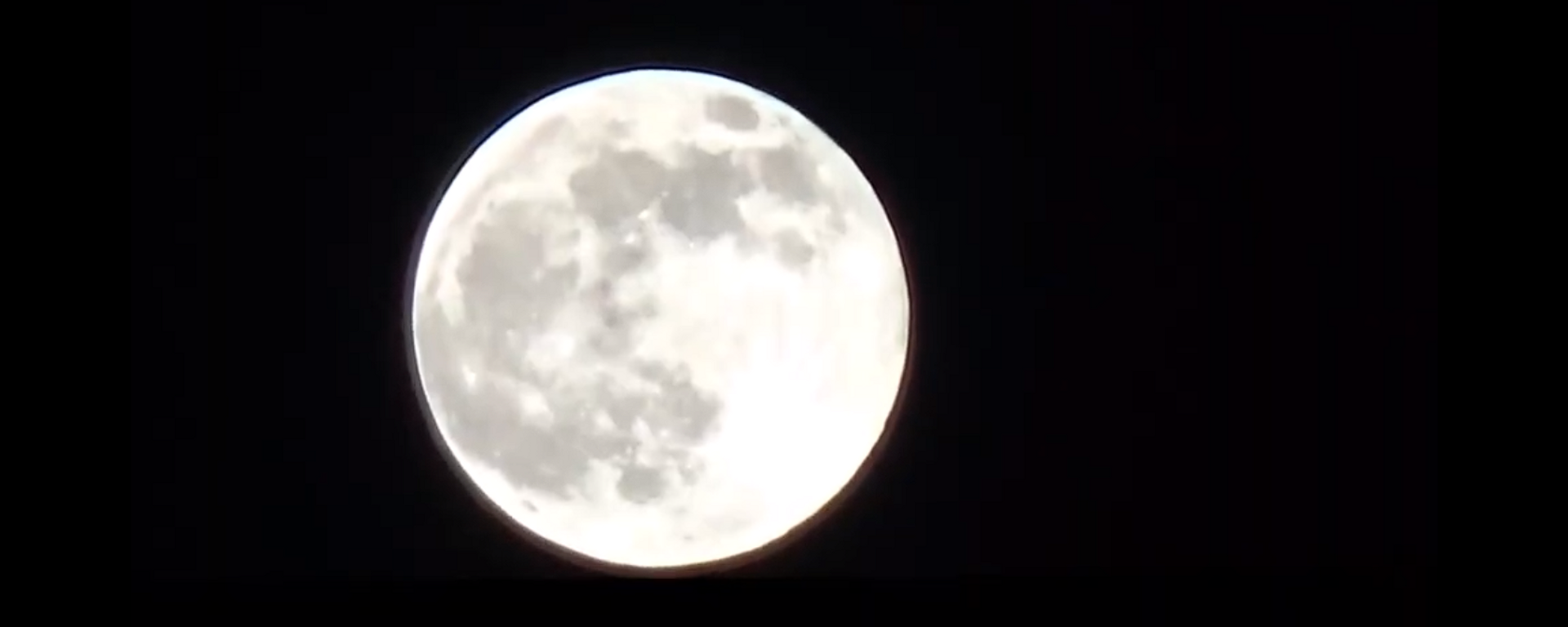 Холодная луна в небе над Калифорнией, 18 декабря 2021 года - Sputnik Литва, 1920, 19.12.2021