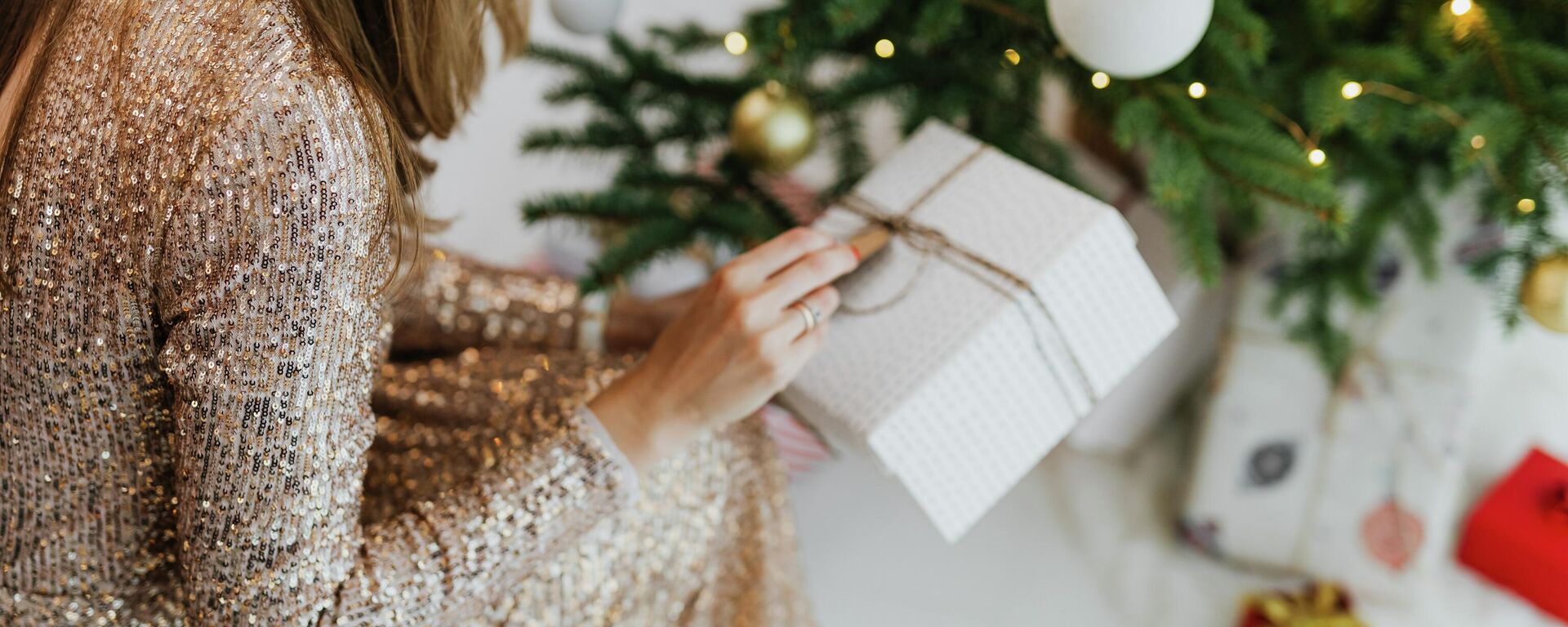 Девушка в праздничном платье, архивное фото Девушка в праздничном платье, архивное фото - Sputnik Литва, 1920, 25.12.2025