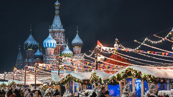 Naujųjų metų mugė ir Pokrovskio katedra Raudonojoje aikštėje Maskvoje - Sputnik Lietuva