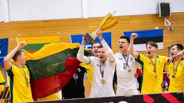 Игроки сборной Литвы по футзалу празднуют победу в Кубке Балтии - Sputnik Литва
