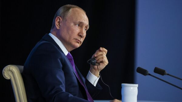 Президент России Владимир Путин на большой ежегодной пресс-конференции - Sputnik Lietuva