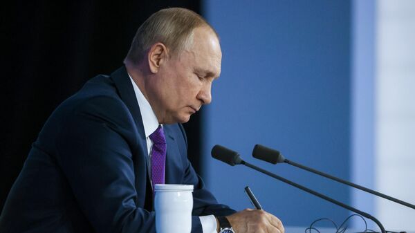 Президент России Владимир Путин на большой ежегодной пресс-конференции - Sputnik Lietuva