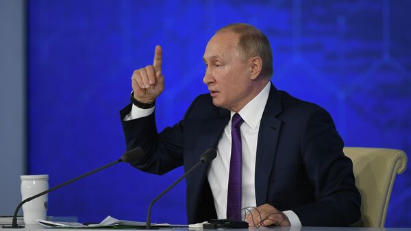 Президент России Владимир Путин на большой ежегодной пресс-конференции - Sputnik Литва