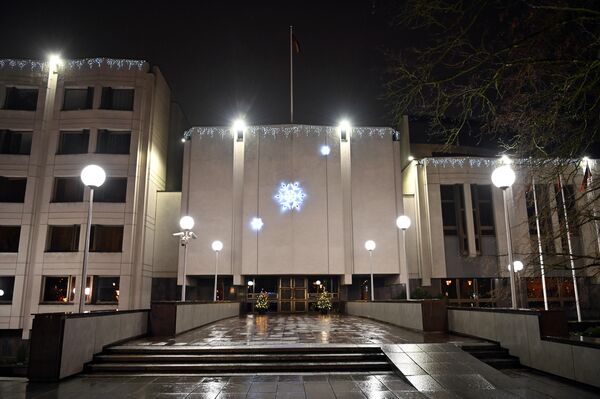 Здание правительства Литвы также преобразилось к празднику, его украсили подсветкой.  - Sputnik Литва