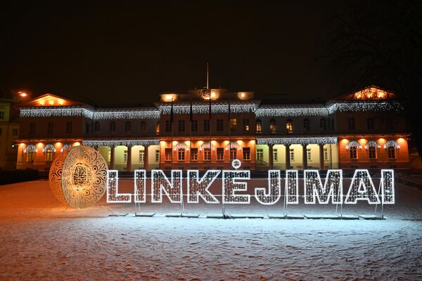Президентский дворец в Вильнюсе с надписью &quot;Пожелания&quot;. - Sputnik Литва