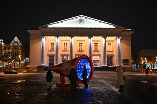 На фото: светящий онлайн-портал на Ратушной площади. - Sputnik Литва