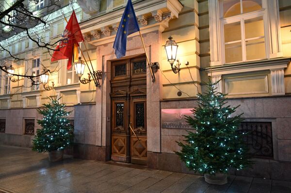 На фото: украшенное к Рождеству здание Центробанка Литвы. - Sputnik Литва