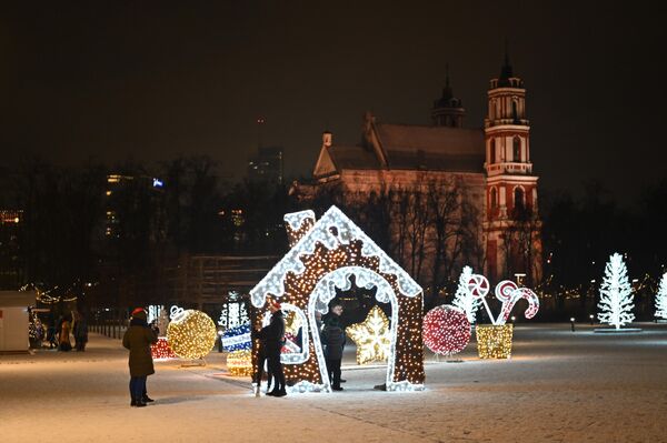 На площади Лукишкес к праздникам появились сказочные домики и другие инсталляции для детей. - Sputnik Литва