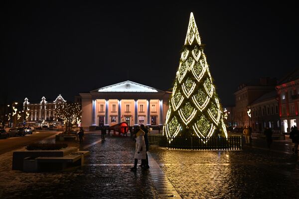 На фото: рождественская елка на Ратушной площади. - Sputnik Литва