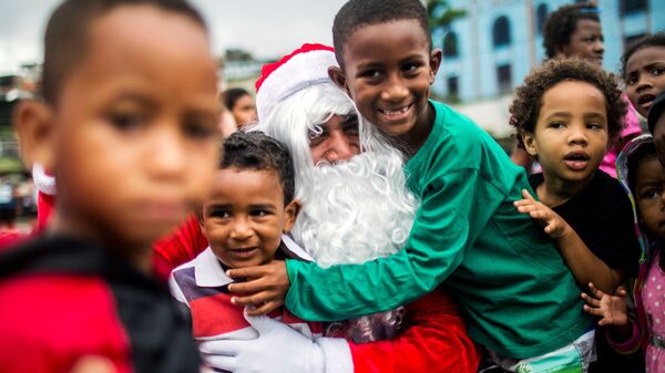 Санта-Клаус с детьми во время раздачи Christimas Meal в Рио-де-Жанейро, Бразилия - Sputnik Lietuva