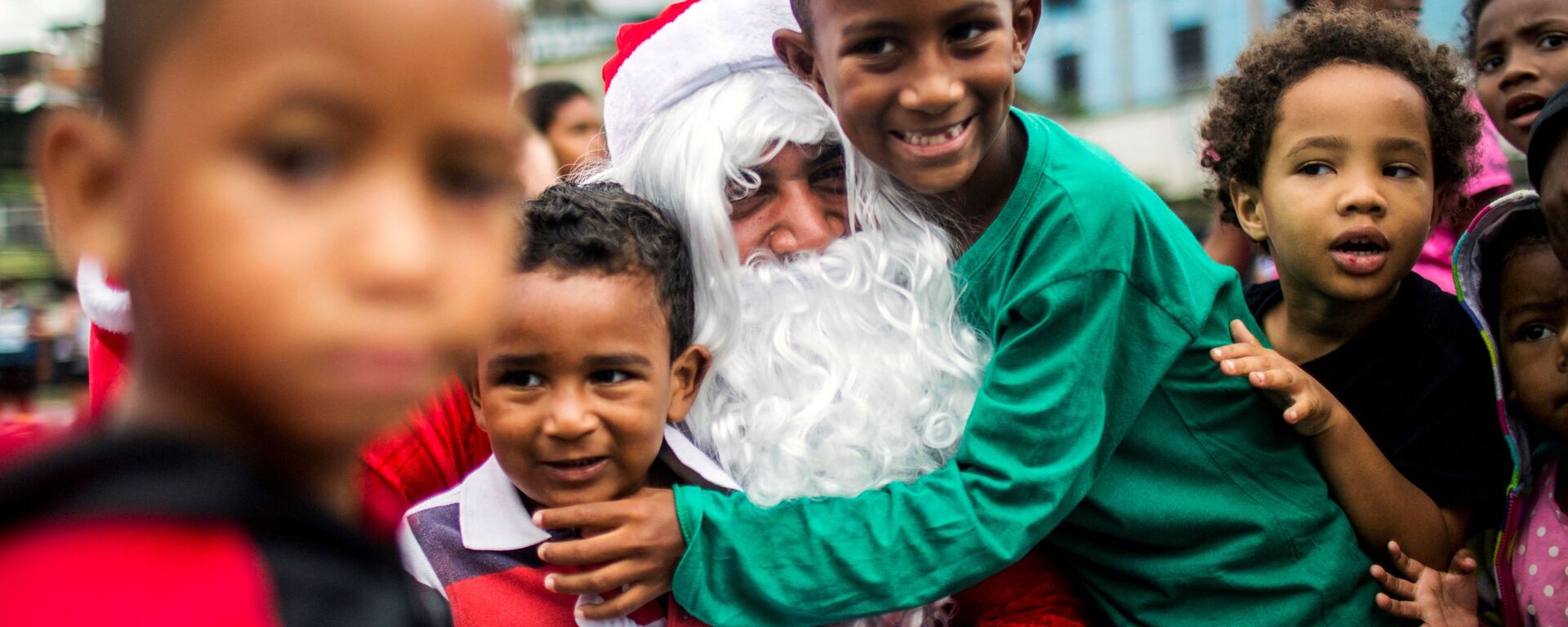 Санта-Клаус с детьми во время раздачи Christimas Meal в Рио-де-Жанейро, Бразилия - Sputnik Lietuva, 1920, 24.12.2021