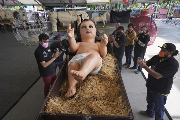 Meksikos Iztapalapos miestelio aikštėje minia ploja po to, kai pastatė Kalėdų šventei sukurtą milžinišką kūdikėlio Jėzaus statulą. - Sputnik Lietuva