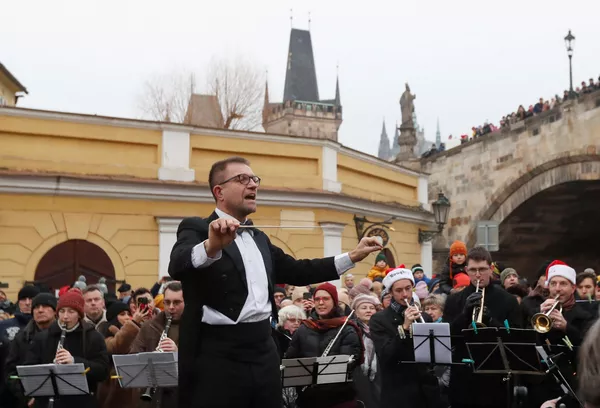 Čekijoje orkestras groja šventines melodijas. Čekijoje orkestras groja šventines melodijas. - Sputnik Lietuva