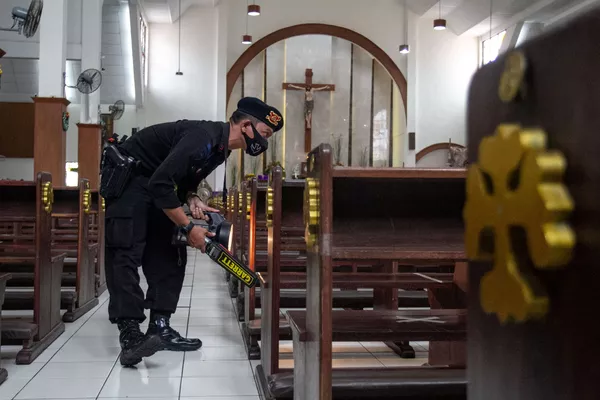 Policijos pareigūnas apžiūri bažnyčią prieš Mišias Slemano mieste, Indonezijoje. Policijos pareigūnas apžiūri bažnyčią prieš Mišias Slemano mieste, Indonezijoje. - Sputnik Lietuva