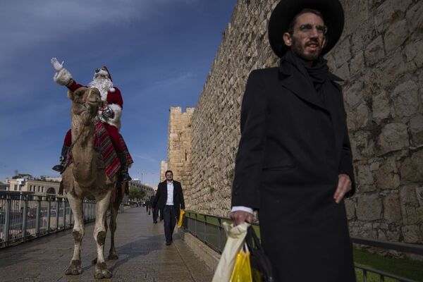 Kalėdų senelis joja ant kupranugario Jeruzalėje. - Sputnik Lietuva