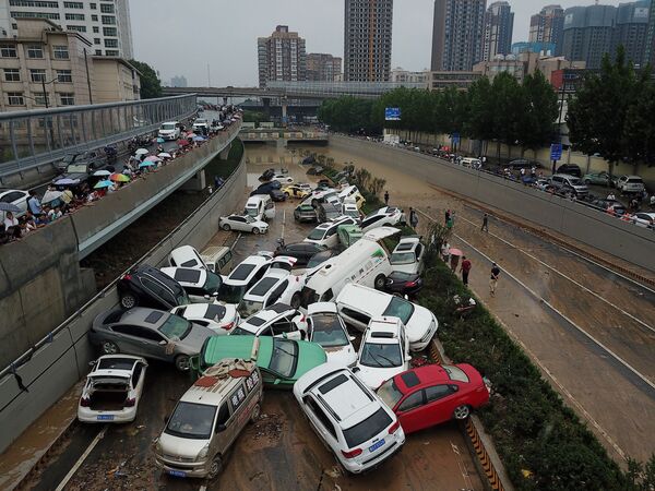 Vaizdas iš oro rodo automobilius potvynyje prie įvažiavimo į tunelį po to, kai 2021 metų liepos 22 dieną smarkios liūtys užklupo Kinijos centrinėje Henano provincijoje esantį Džengdžou miestą. - Sputnik Lietuva