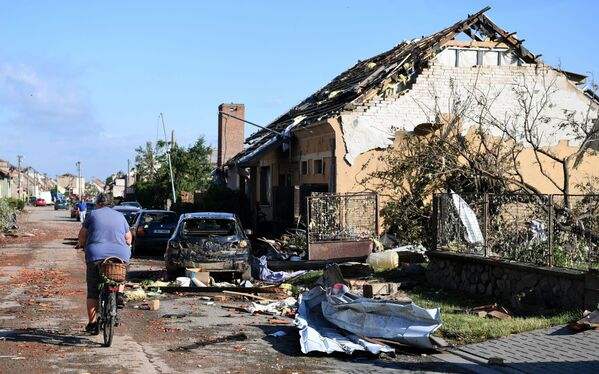 Moteris 2021 metų birželio 25 dieną dviračiu važiavo pro suniokotus namus Moravska Nova Ves kaime, esančiame maždaug 60 km į pietus nuo Brno, Pietų Moravijoje, Čekijoje, po to, kai jį užklupo viesulas. Mažiausiai trys žmonės žuvo ir dešimtys buvo sužeisti po reto tornado, kuris sugriauvė namus Čekijos Respublikos pietryčiuose birželio 25 dieną. - Sputnik Lietuva