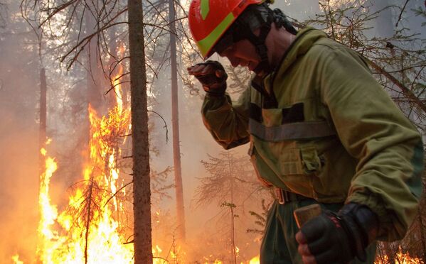 Avialesokhrana darbuotojas gesina miško gaisrą Jakutijoje. - Sputnik Lietuva