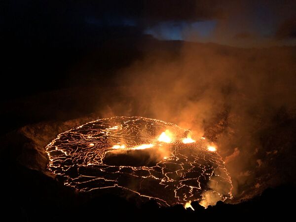 2021 metų rugsėjo 30 dieną pavaizduotas besitęsiantis Kilauea ugnikalnio išsiveržimas Havajuose.  Kilauea ugnikalnis Havajuose, vienas aktyviausių pasaulyje, išsiveržė, tačiau jo lava iki šiol teka tik centriniame krateryje ir nekelia pavojaus apgyvendintoms vietovėms, ketvirtadienį pranešė pareigūnai. Trečiadienį kraterio lavos ežero paviršiuje pradėjo dygti lavos fontanai, kurie pasiekė &quot;5 aukštų pastato aukštį&quot;, socialiniame tinkle Twitter rašė JAV geologijos tarnyba. - Sputnik Lietuva