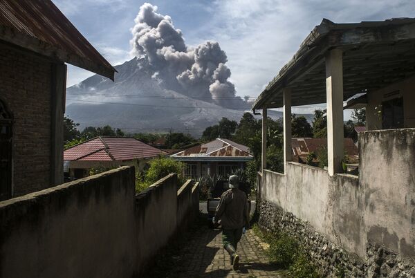 Kovo 2 dieną Sinabungo ugnikalnis išmetė pelenų stulpą ir dūmų debesis į maždaug 5 kilometrų aukštį. - Sputnik Lietuva