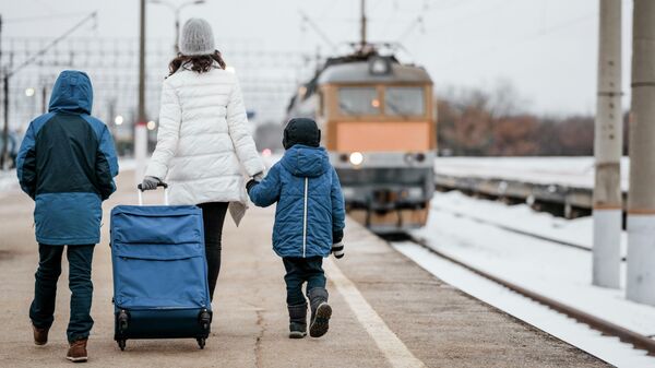 Женщина с детьми на железнодорожной платформе, архивное фото - Sputnik Литва