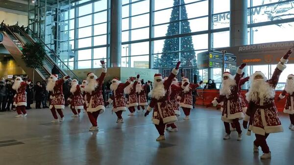 Kalėdų Seneliai surengė flashmobą Maskvos oro uoste - Sputnik Lietuva