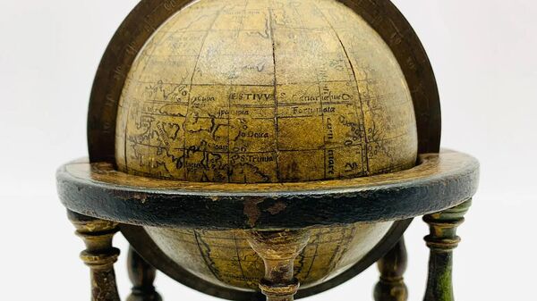 Глобус XVI века, проданный на аукционе Hansons Auctioneers в Британии - Sputnik Lietuva