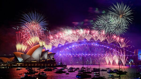 Порт Сиднея во время новогоднего салюта в Австралии - Sputnik Литва