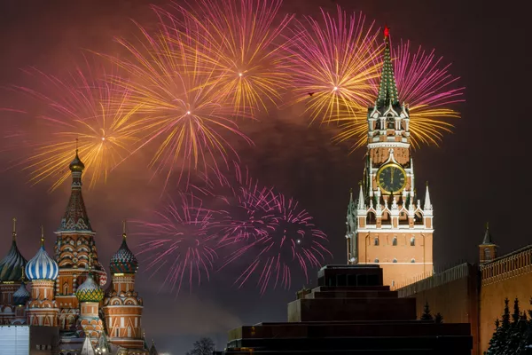 Красная площадь во время новогоднего салюта в Москве