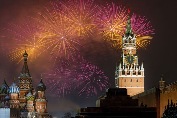 Nuotraukoje: fejerverkai virš Maskvos Kremliaus Spaskajos bokšto. Įėjimas į Raudonąją aikštę šiemet, kaip ir anksčiau, buvo uždarytas gruodžio 31-osios vakarą. - Sputnik Lietuva