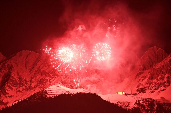 Nuotraukoje: Naujųjų metų fejerverkai kalnų fone netoli Insbruko, Austrijoje. - Sputnik Lietuva