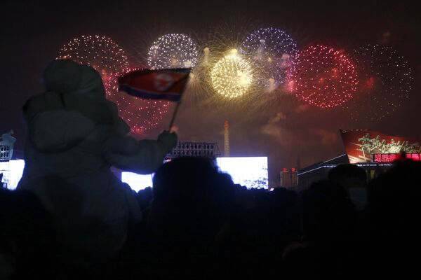 Naujųjų metų fejerverkai buvo surengti ir Šiaurės Korėjoje. Nuotrauka: KLDR sostinėje Pchenjane gyventojai stebi fejerverkus. - Sputnik Lietuva