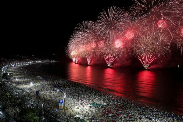 На фото: люди празднуют Новый год на пляже Копакабана в Рио-де-Жанейро (Бразилия). - Sputnik Литва