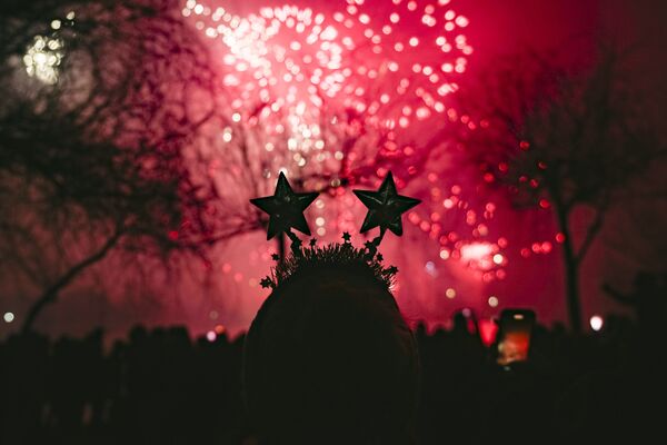 Nuotraukoje: Rumunijos sostinėje Bukarešte moteris Naujųjų metų naktį stebi fejerverkus. - Sputnik Lietuva
