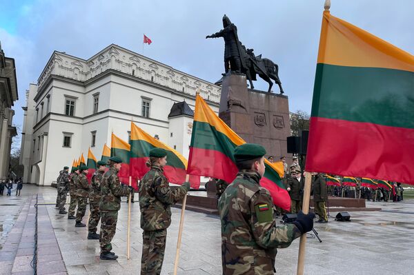 Tradiciškai senoji vėliava iš Gedimino bokšto iškilmingai nuleidžiama ir perduodama saugoti į įvairias šalies mokyklas. - Sputnik Lietuva