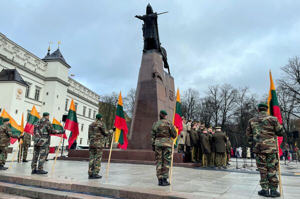 Торжественные мероприятия по случаю Дня государственного флага прошли на Кафедральной площади в Вильнюсе. - Sputnik Литва